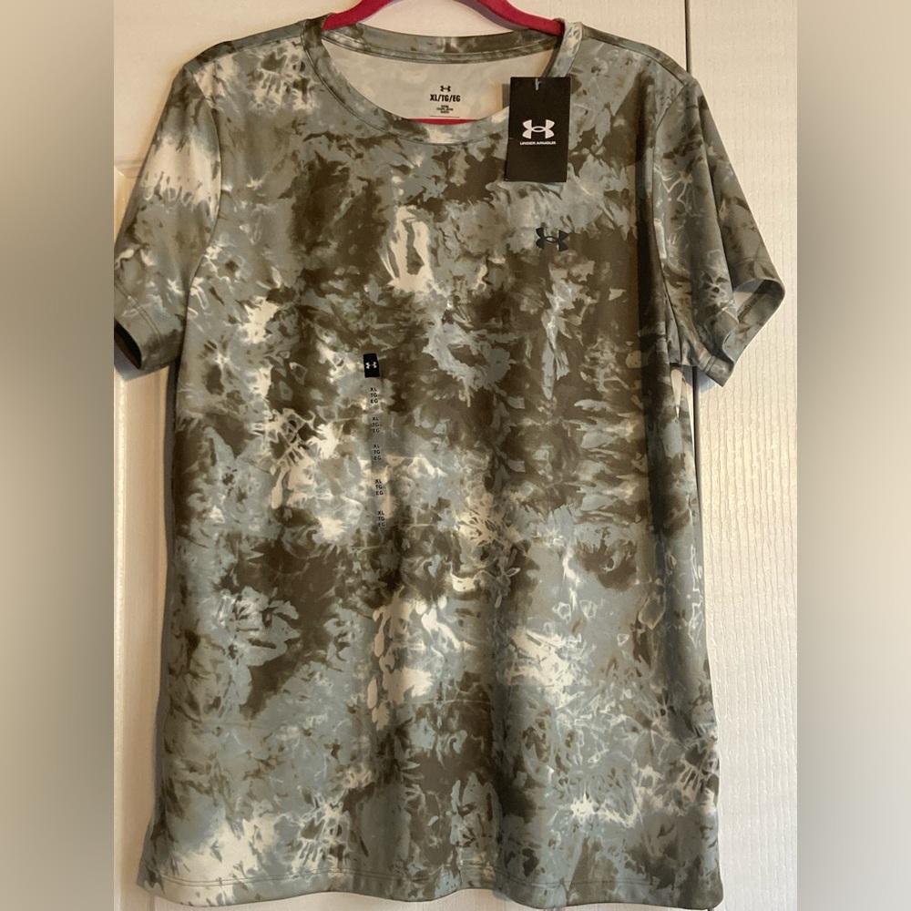 Women’s Under Armor Short Sleeve Top.       (reasonable offers are welcomed!)